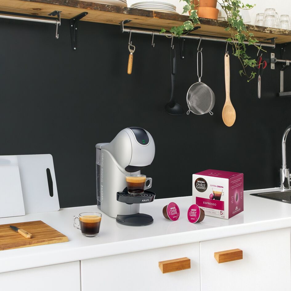 Keuken met een koffiemachine, koffie en koffiepads.