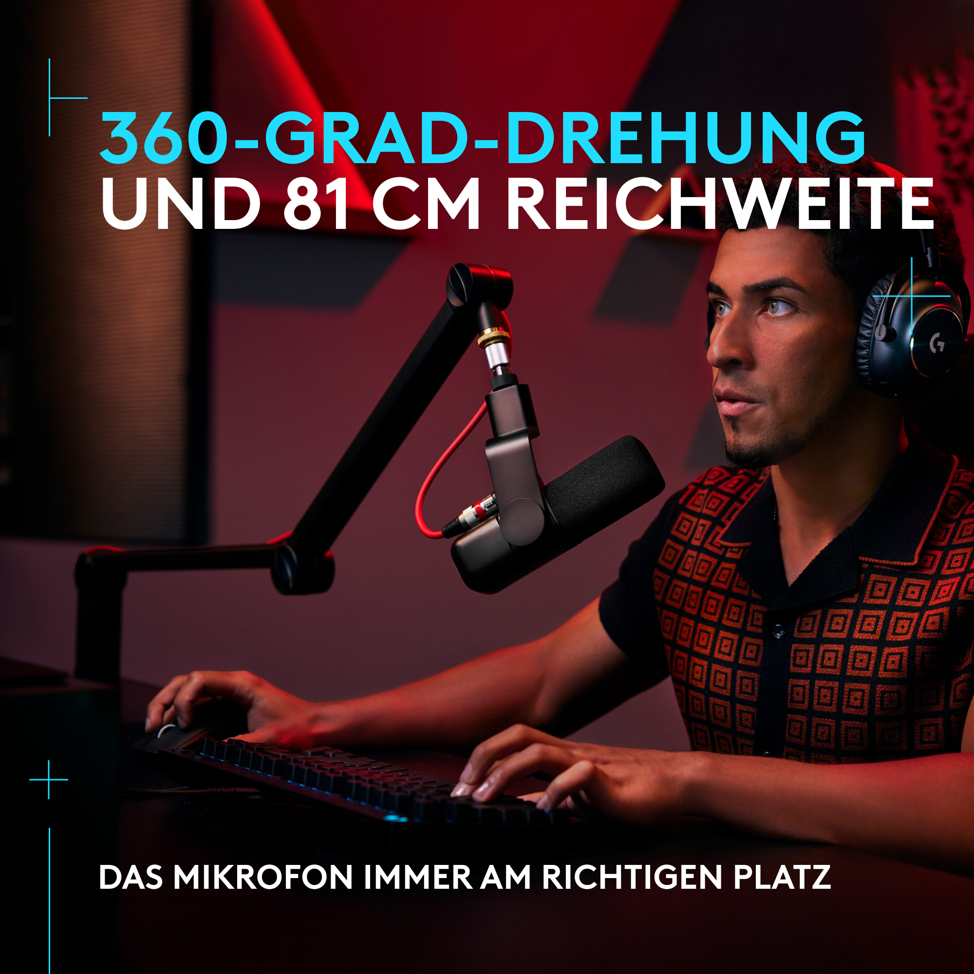 Mann benutzt Mikrofon am Ständer, mit Tastatur. Hintergrund mit roten und blauen Lichtern.