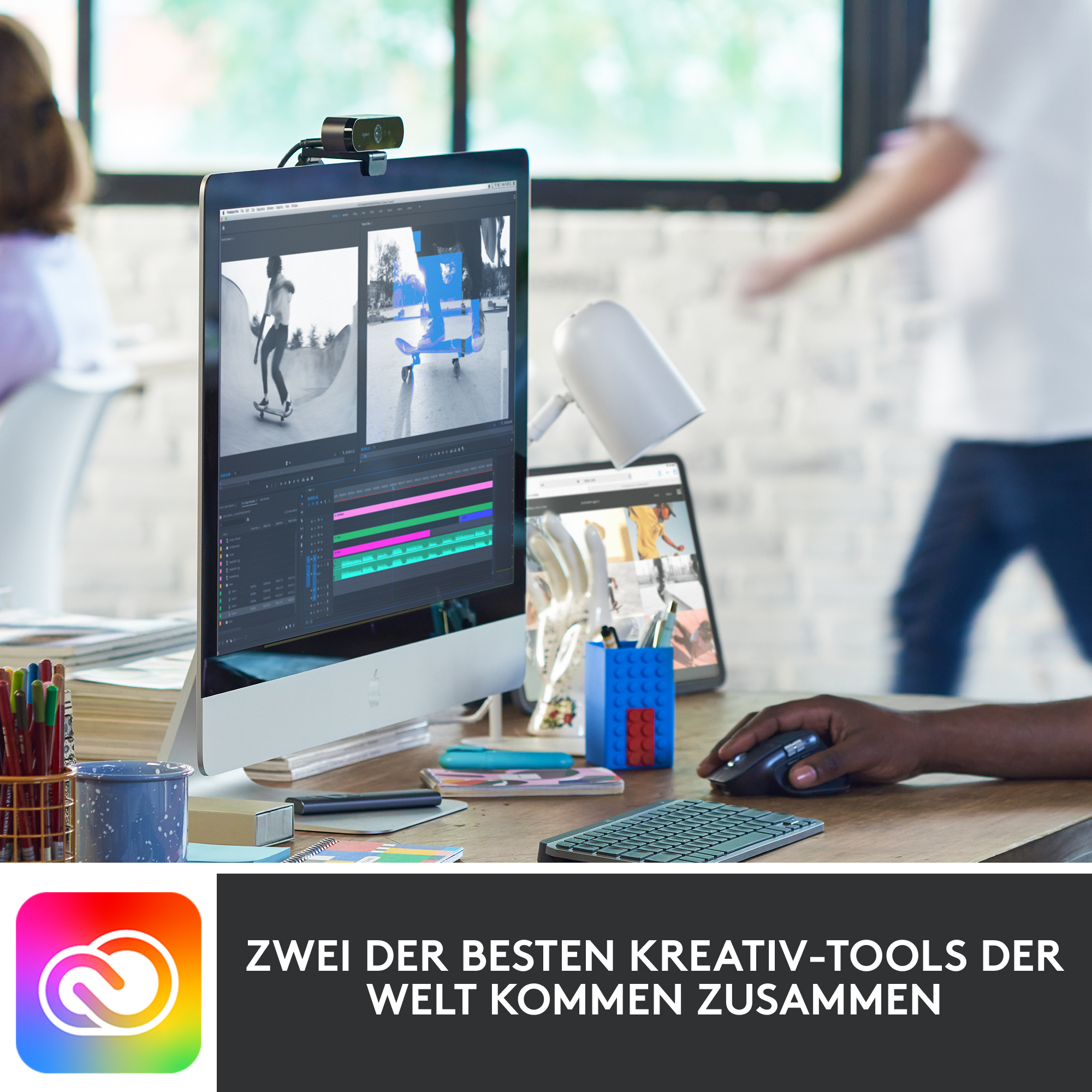 Büro-Setup mit Monitor, Webcam und Computerzubehör.