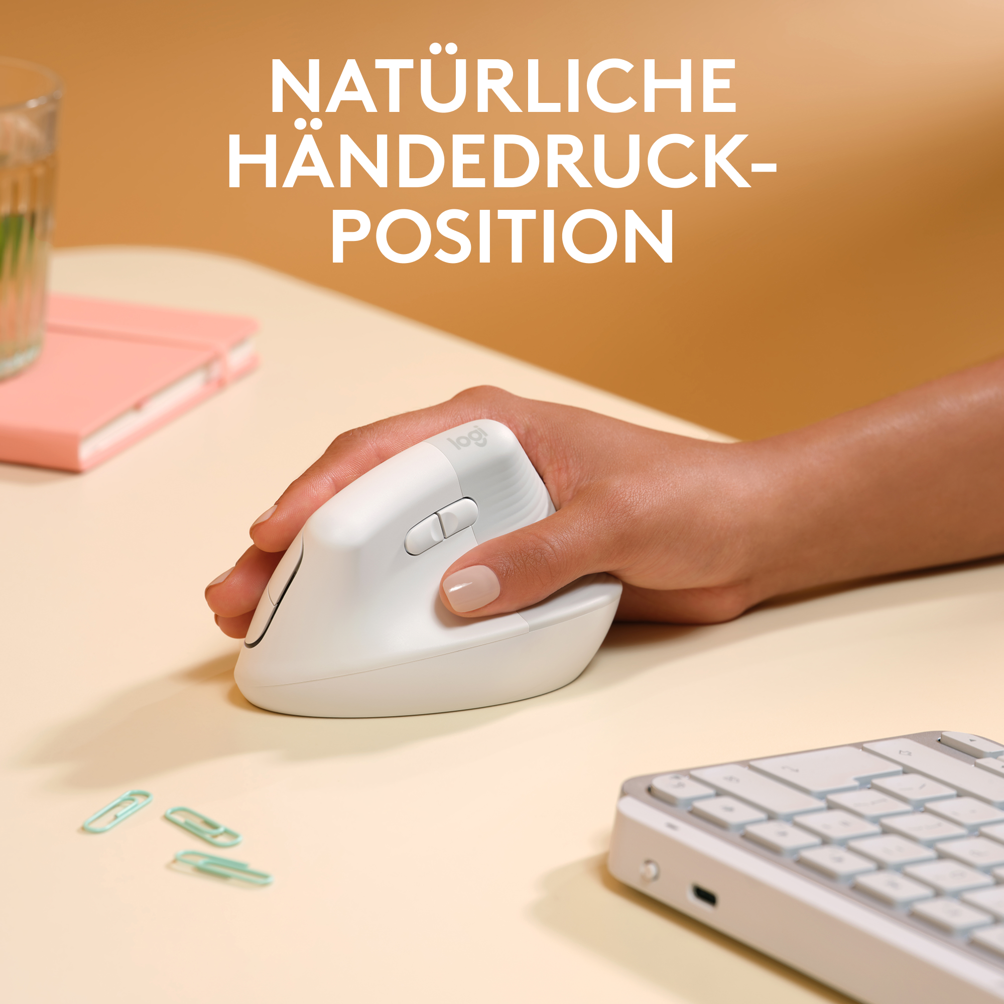 Eine weiße ergonomische Maus wird von einer Hand gehalten.