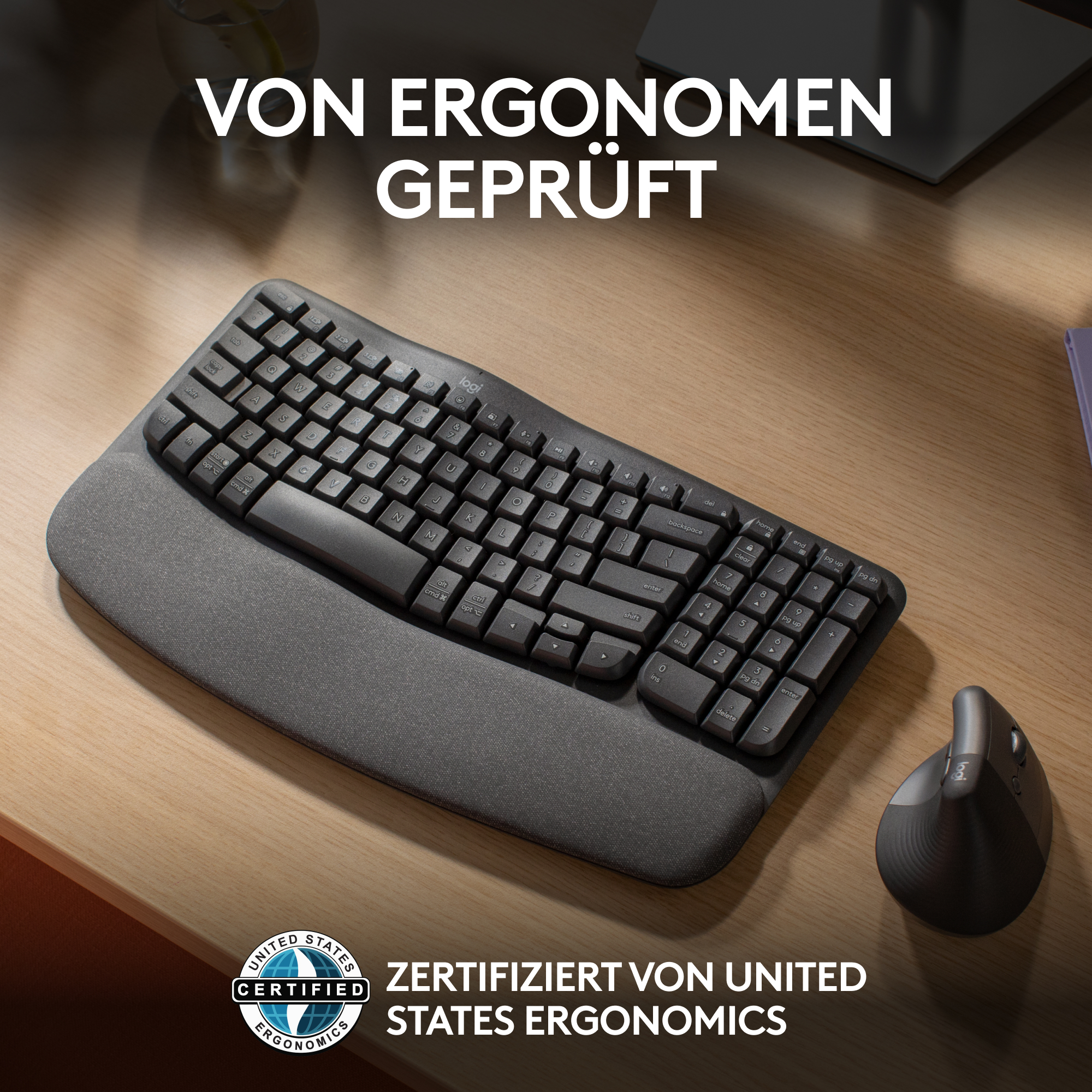 Schwarze ergonomische Tastatur und Maus auf einem Holzschreibtisch. Zertifiziert von United States Ergonomics.