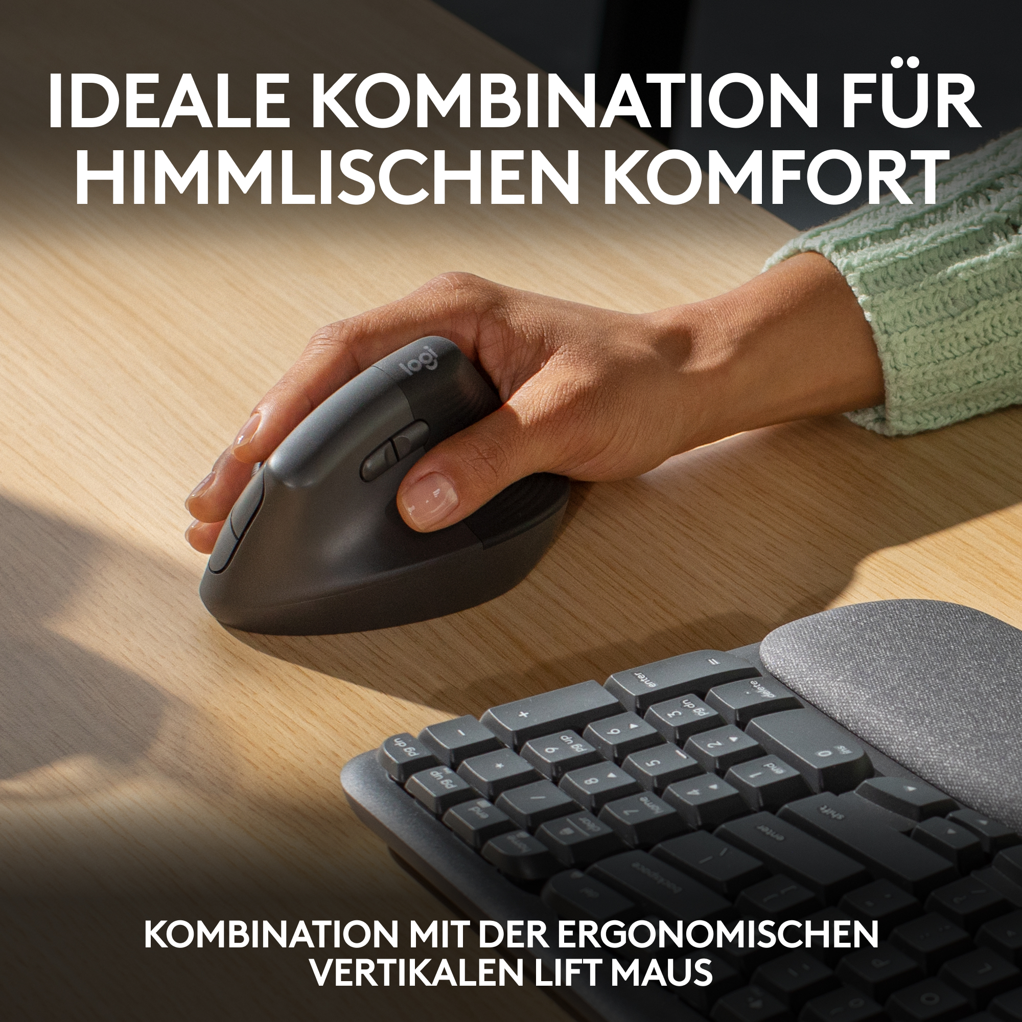 Eine Person hält eine schwarze ergonomische Maus neben einer schwarzen Tastatur auf einem Holztisch.
