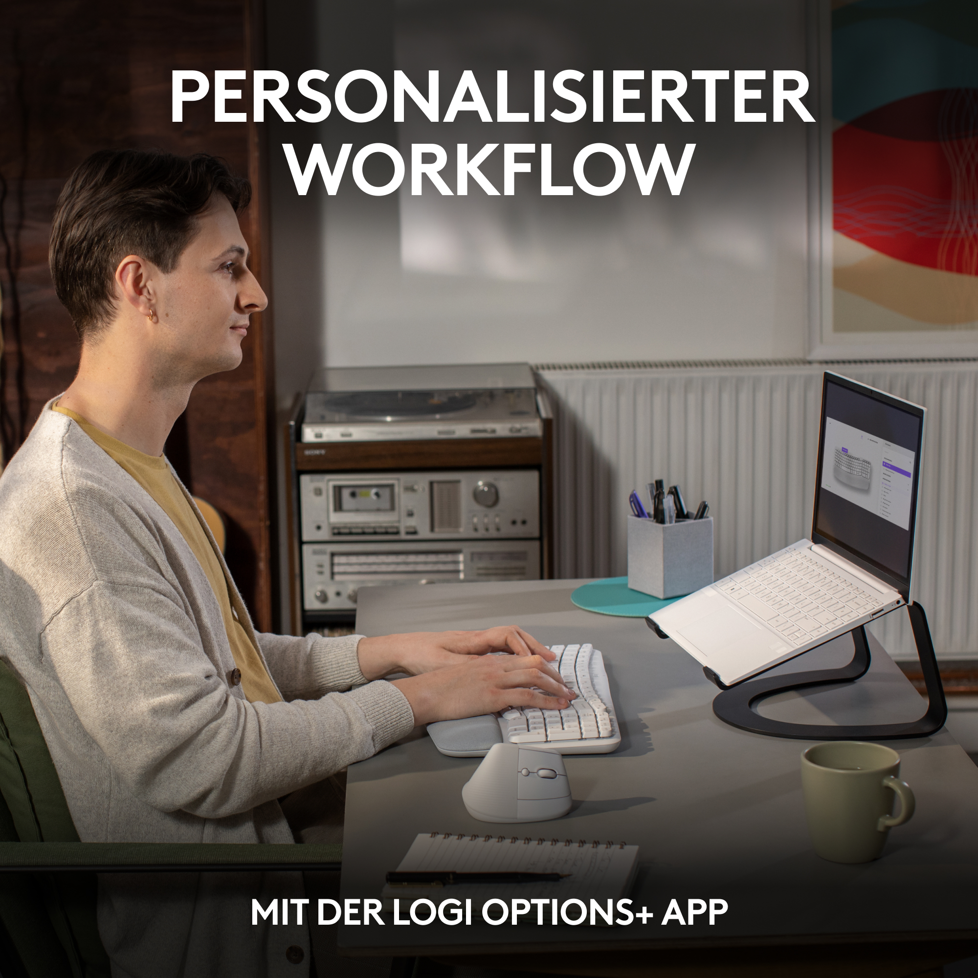 Ein Mann benutzt einen Computer, einschließlich Tastatur, Maus und Monitor.