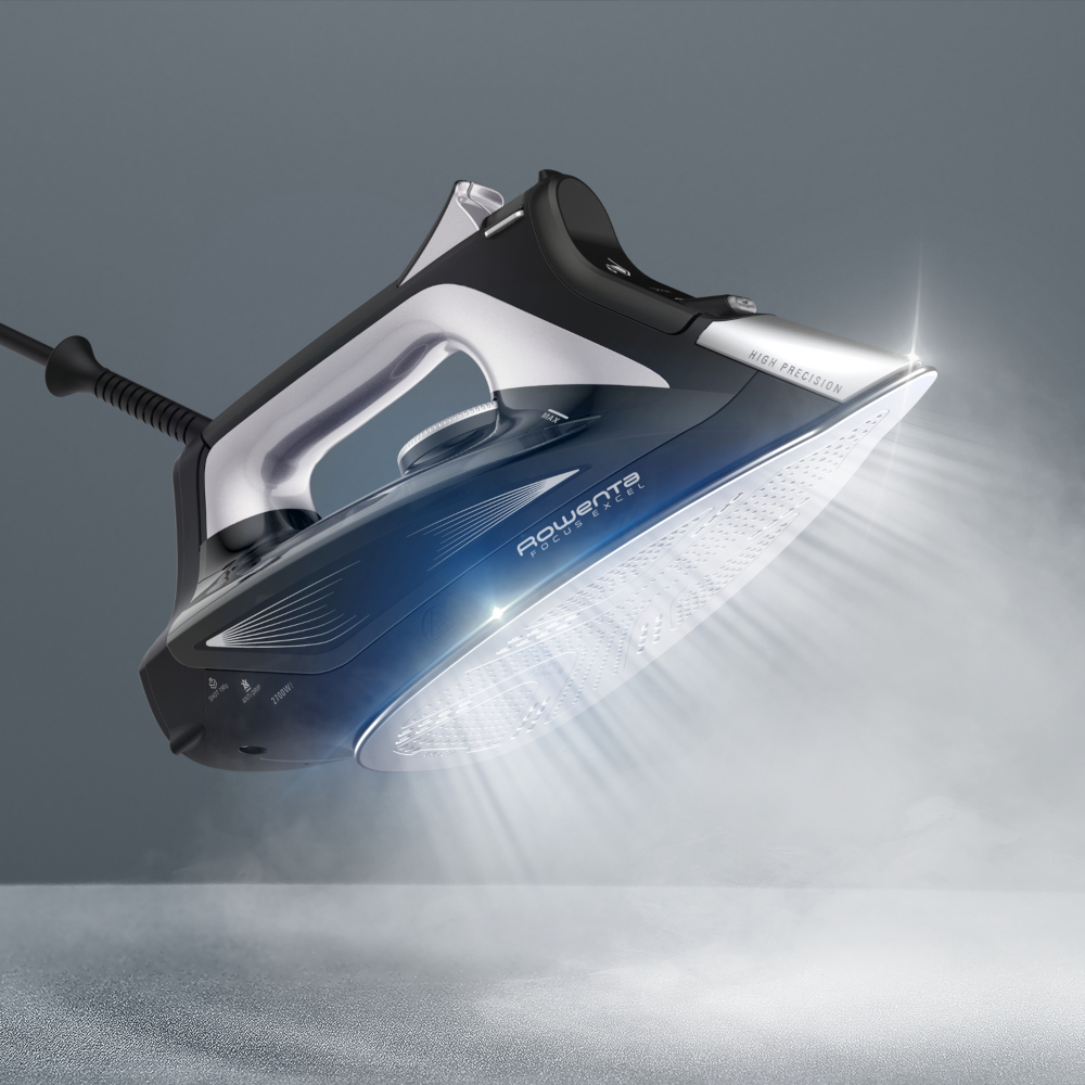 Fer à repasser en l'air, émettant de la vapeur. Design bleu et argenté, sur fond gris dégradé.