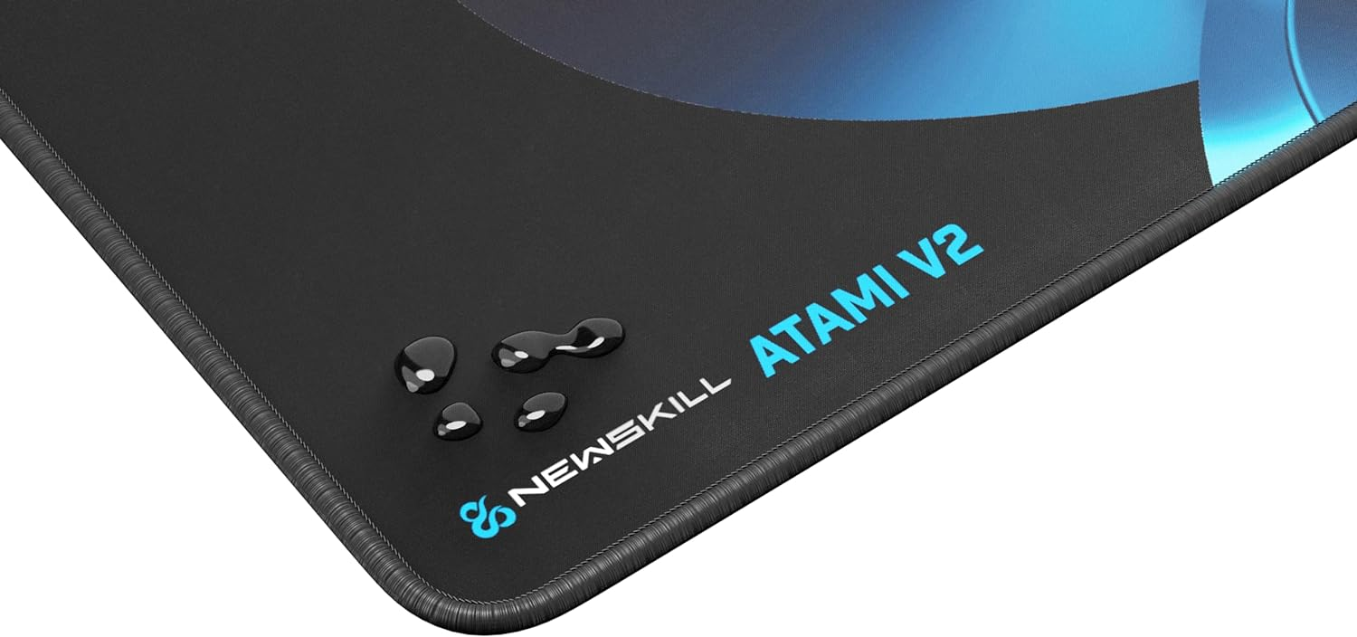 Alfombrilla de ratón gaming negra con gotas de agua y las palabras 'NEWSKILL ATAMI V2' en azul.