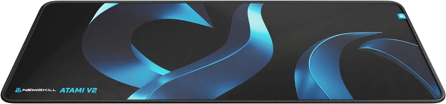 Una alfombrilla de ratón para juegos negra y azul con un diseño curvado.