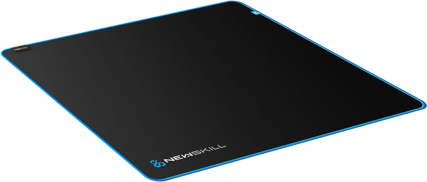 Alfombrilla negra con borde azul y el logotipo de Newskill en la esquina inferior izquierda.