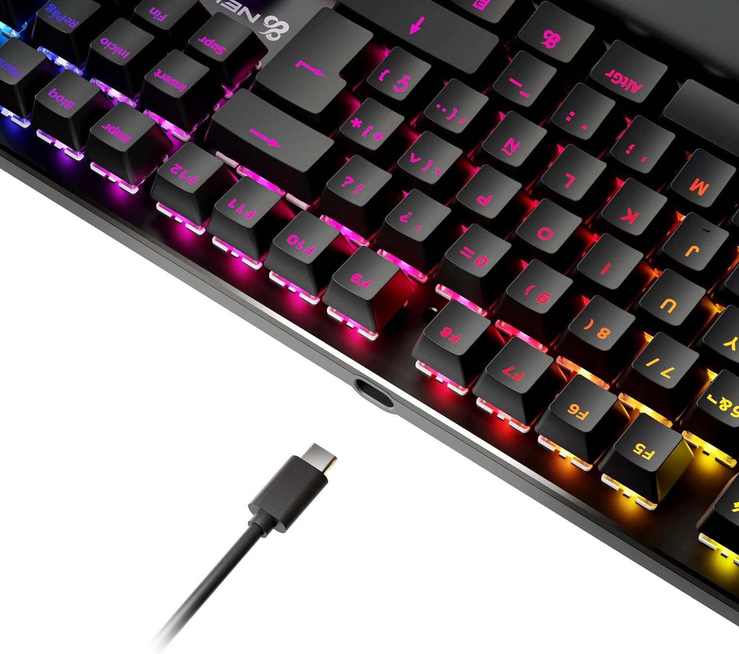 Teclado gaming negro con teclas coloridas, cable USB-C conectado.