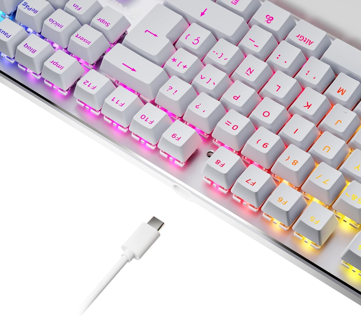 Teclado blanco con teclas retroiluminadas de colores. Cable USB-C blanco conectado.