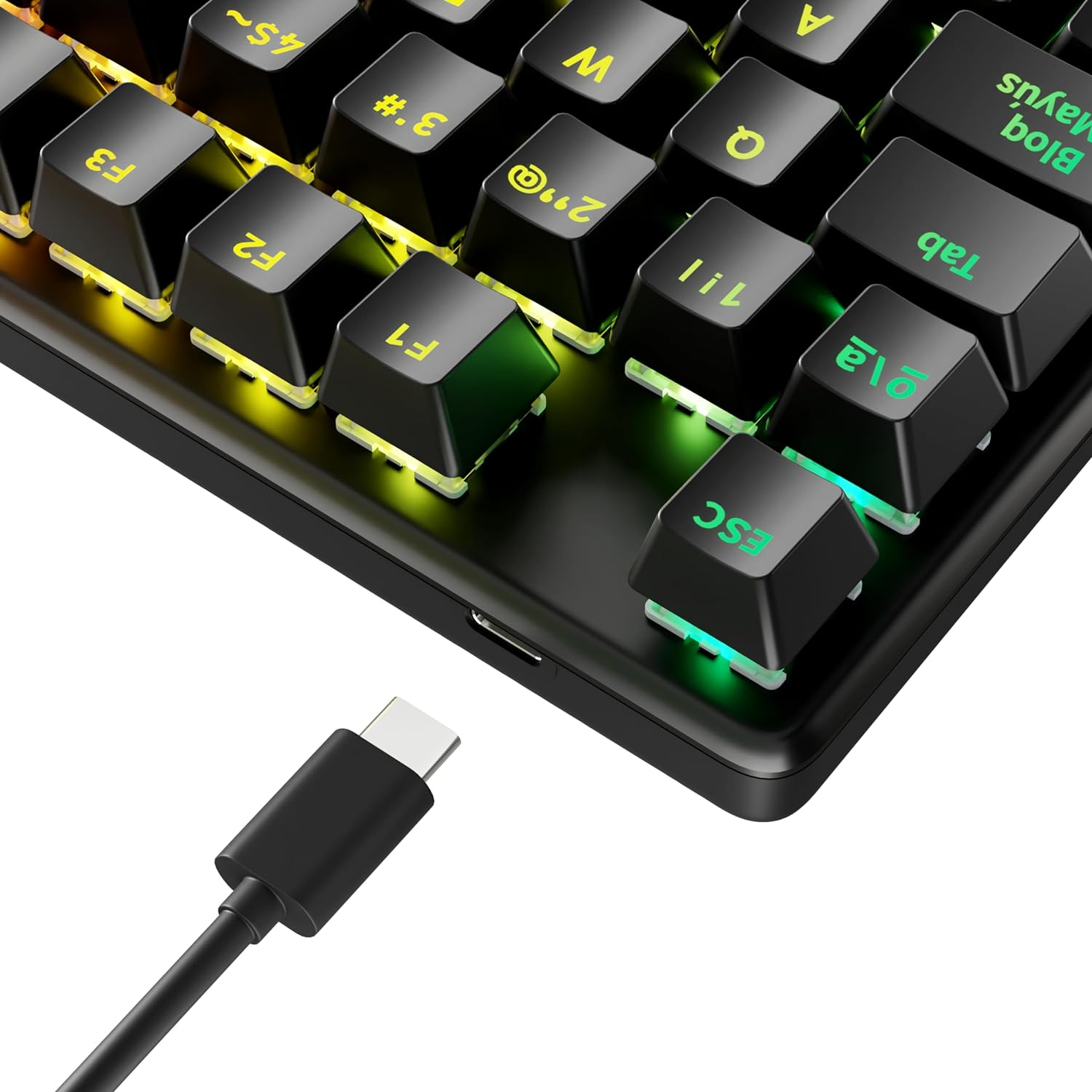 Un primer plano de un teclado negro con teclas iluminadas y un cable USB-C.