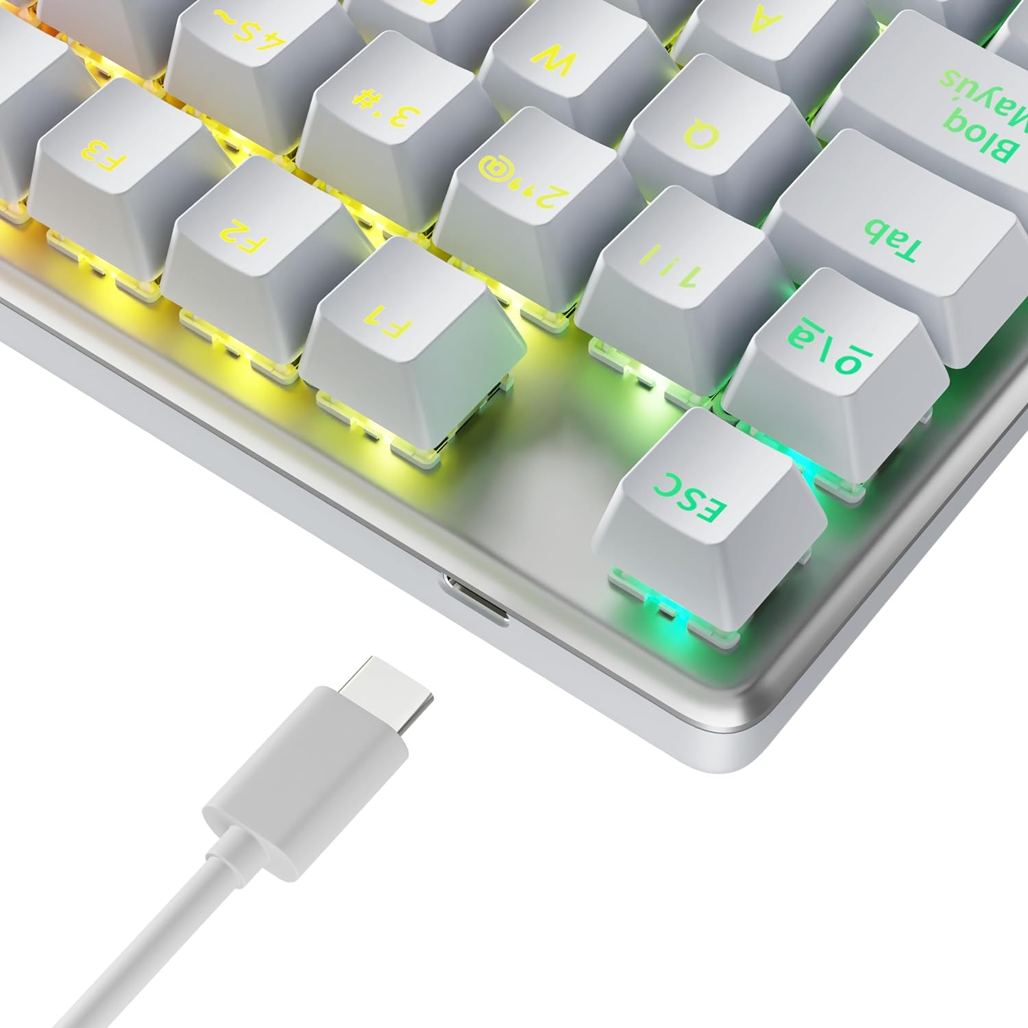 Teclado blanco y plateado con teclas blancas. Un cable USB-C está conectado. Las teclas tienen luces amarillas y verdes.