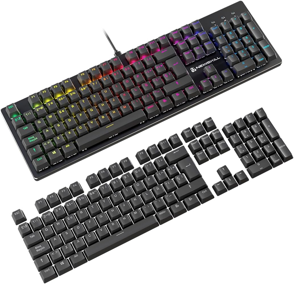 Dos teclados negros, uno con iluminación RGB y otro sin ella, uno junto al otro.