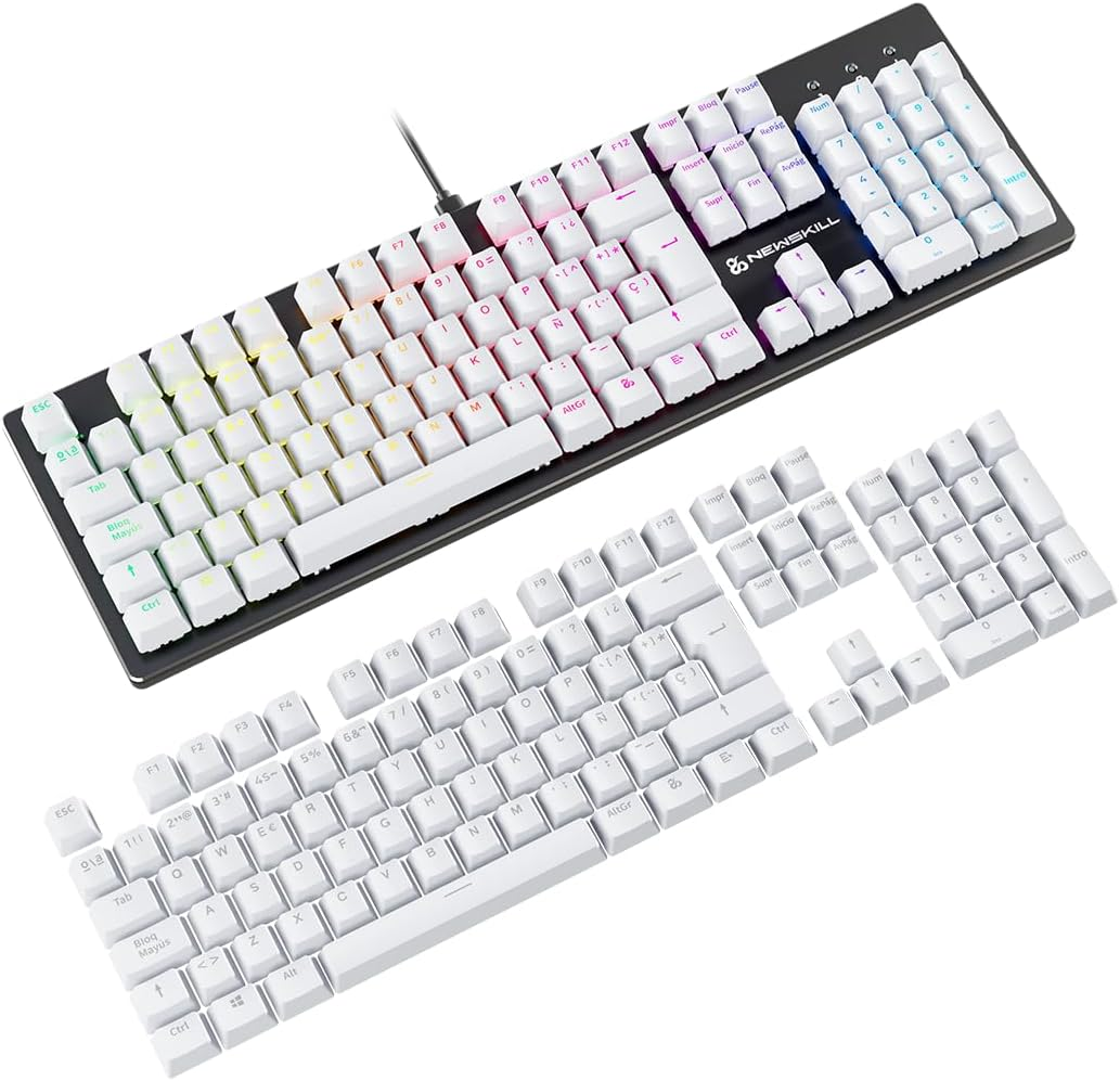 Dos teclados blancos, uno ensamblado y otro con teclas retiradas, mostrando iluminación RGB.