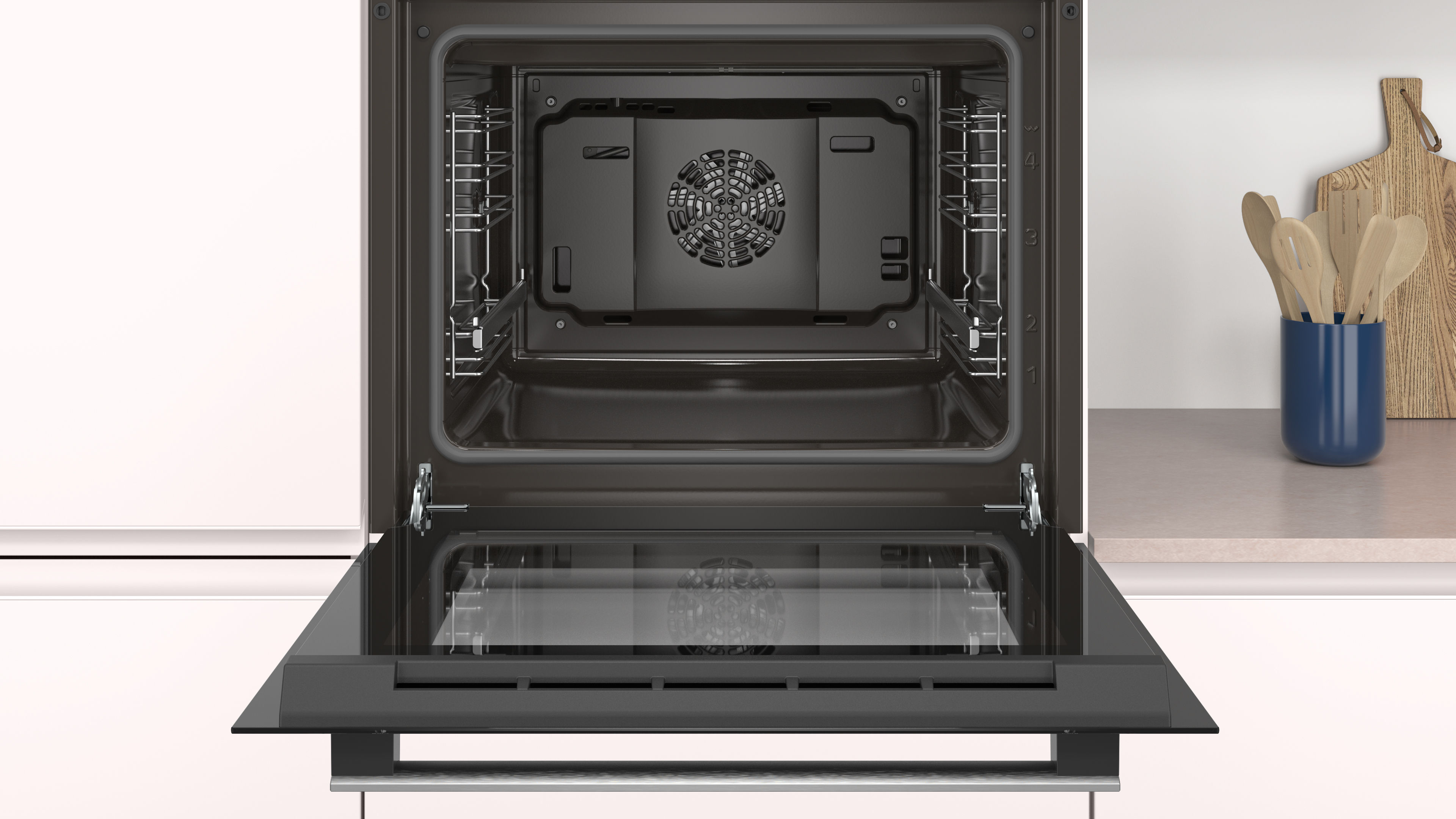 Interior de horno abierto, con ventilador visible y puerta de cristal. Cocina limpia y moderna.