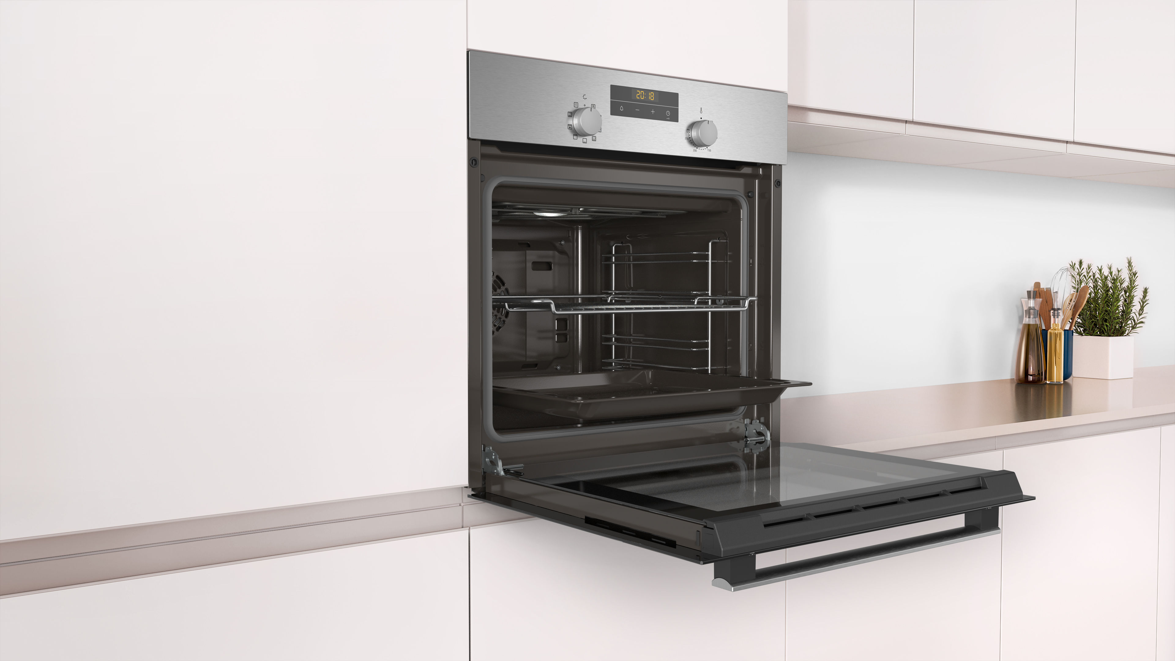 Horno empotrado abierto en una cocina, con bandeja para hornear y detalles interiores.