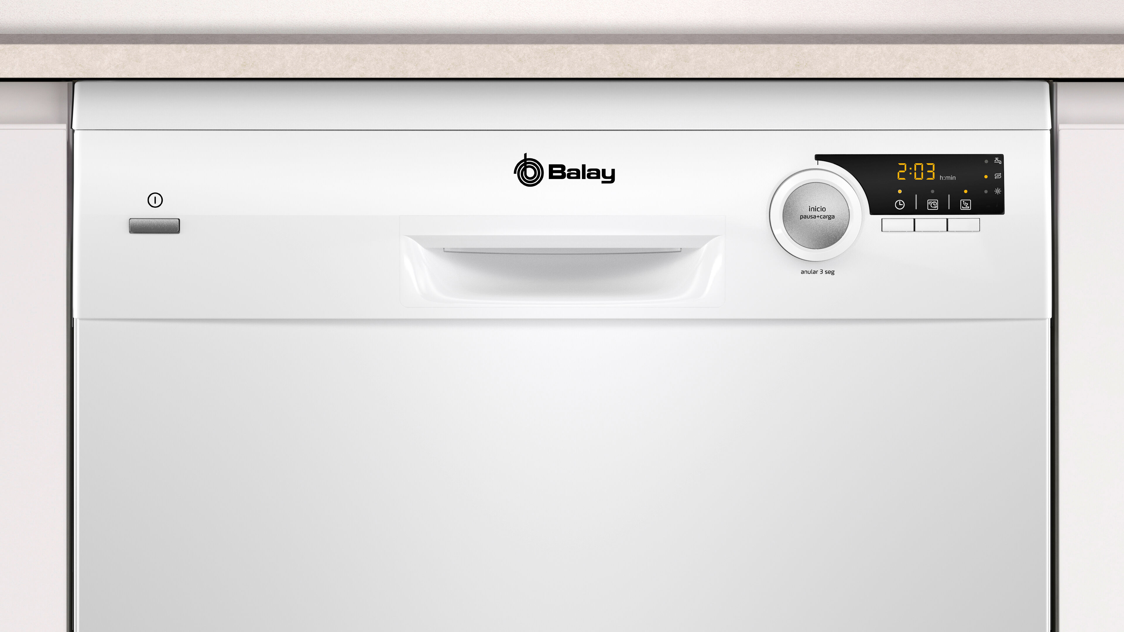 Frente de lavavajillas blanco. Logotipo de la marca Balay. Pantalla digital con hora.