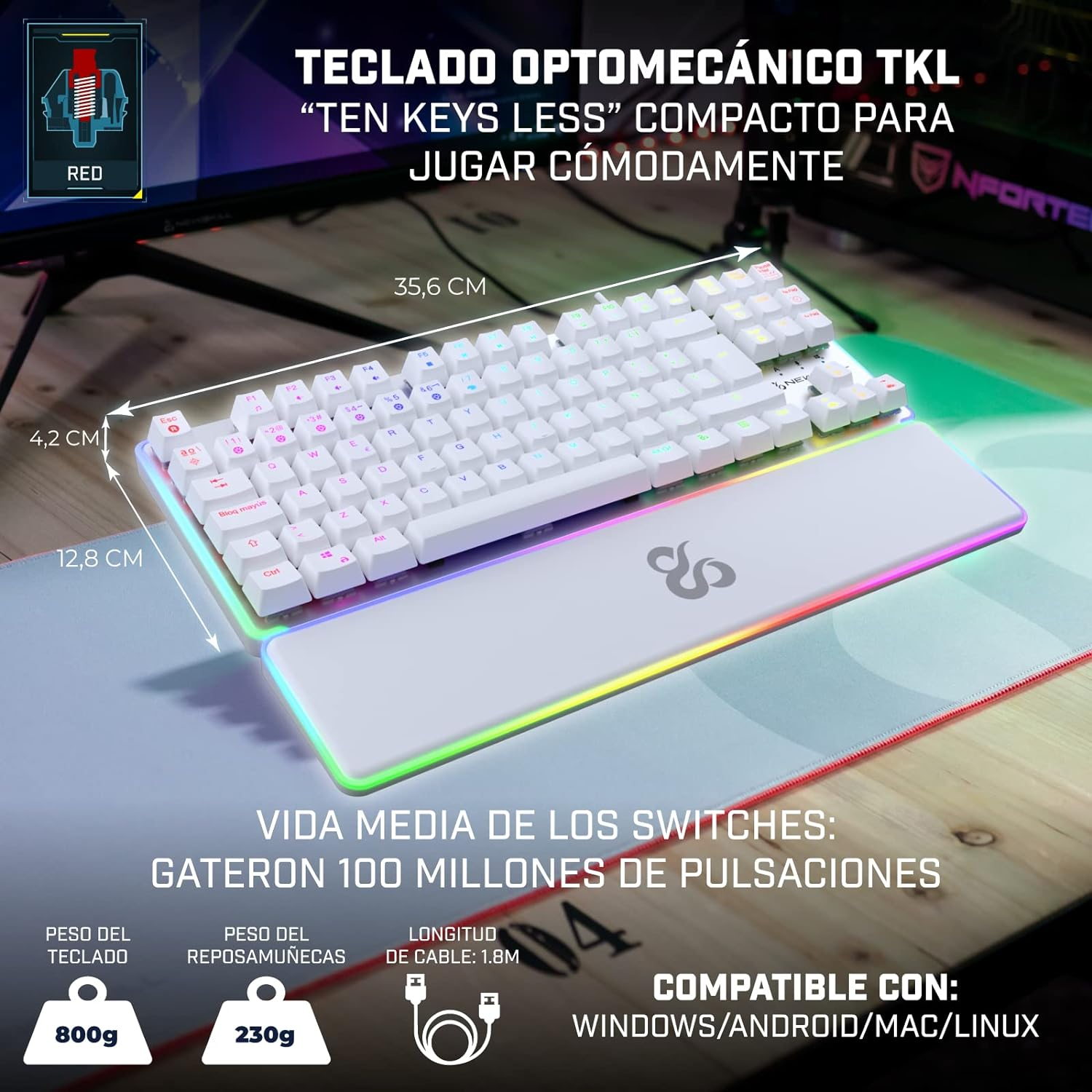 Teclado mecánico blanco con iluminación multicolor, texto en español y una alfombrilla.
