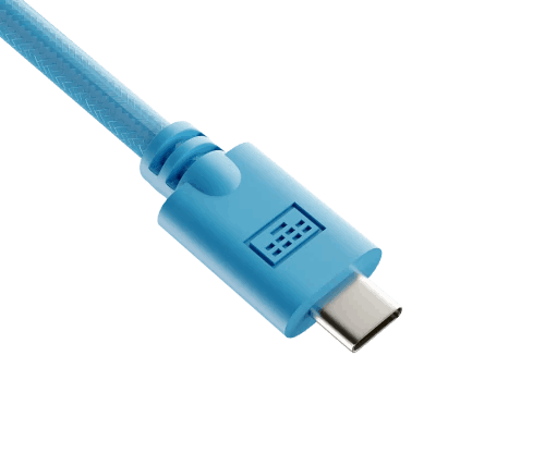 Primer plano de un cable y conector USB-C azul claro sobre fondo negro.