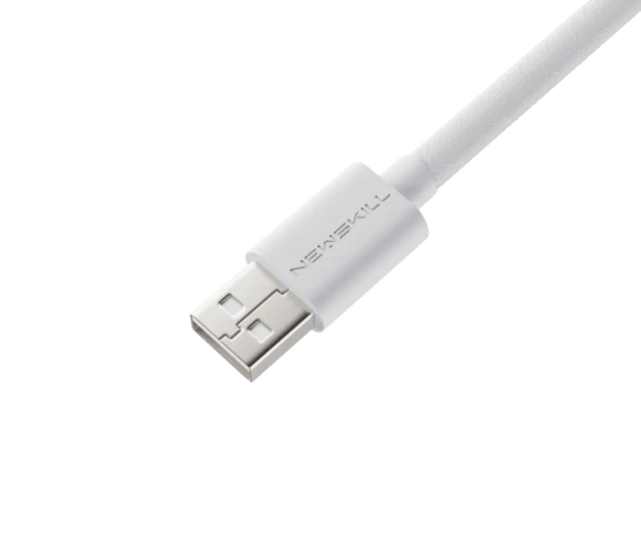 Un cable USB Newskill blanco con un conector USB-A sobre un fondo negro.