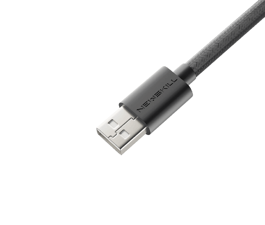 Un cable USB negro y gris, primer plano del enchufe.