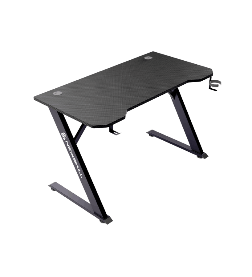 Escritorio gamer negro con diseño de pata en forma de Z, portavasos y superficie negra.