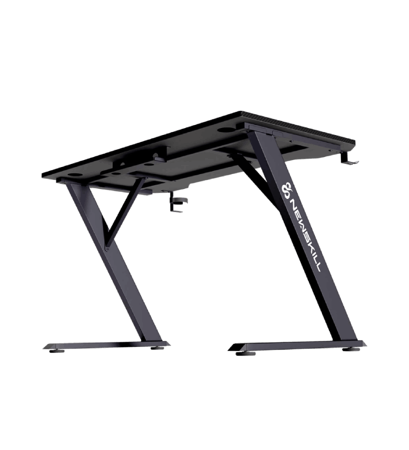 Escritorio gaming negro con diseño de patas en forma de Z, el logo de Newskill y fondo oscuro.