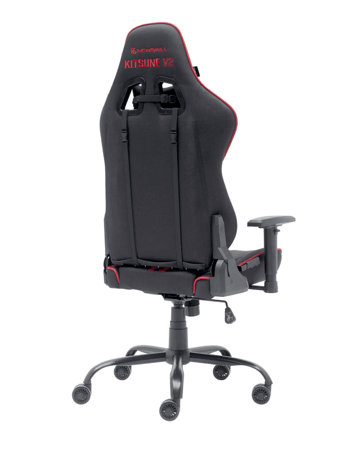 Silla gaming negra con detalles en rojo, vista trasera. La silla tiene costuras rojas y base negra.