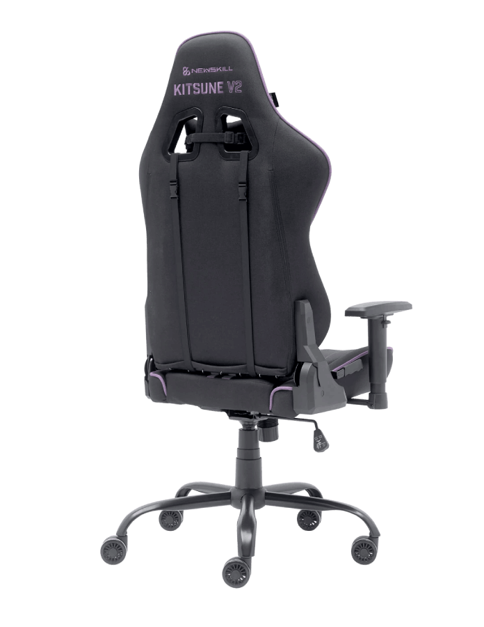 Una silla gamer negra desde la vista trasera con detalles morados y el nombre "KITSUNE V2".