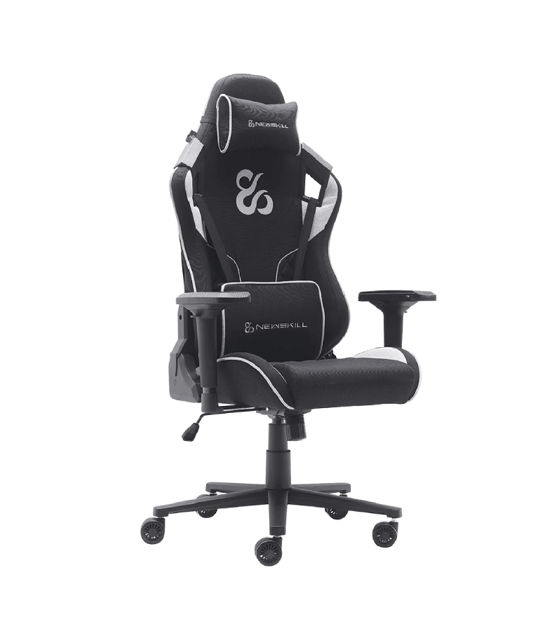 Silla gaming negra y blanca con reposacabezas y soporte lumbar, sobre un fondo negro.