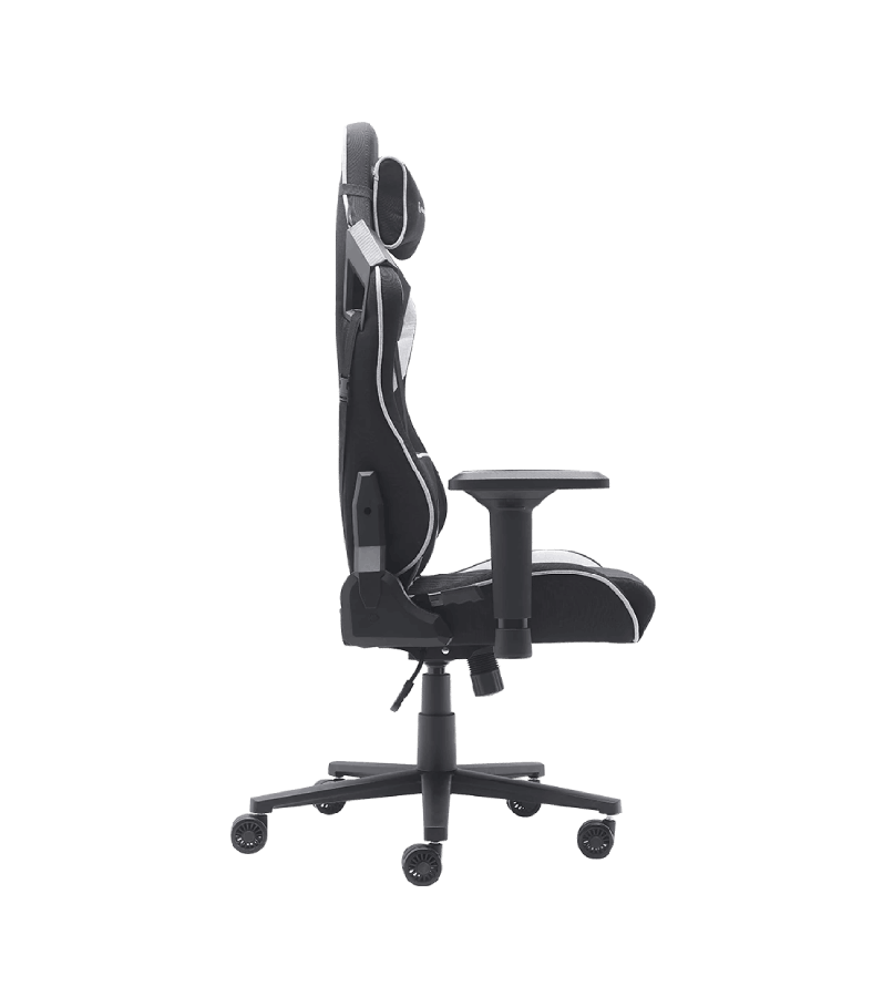 Silla gamer negra y blanca, vista lateral. Tiene reposacabezas y reposabrazos, sobre fondo negro.