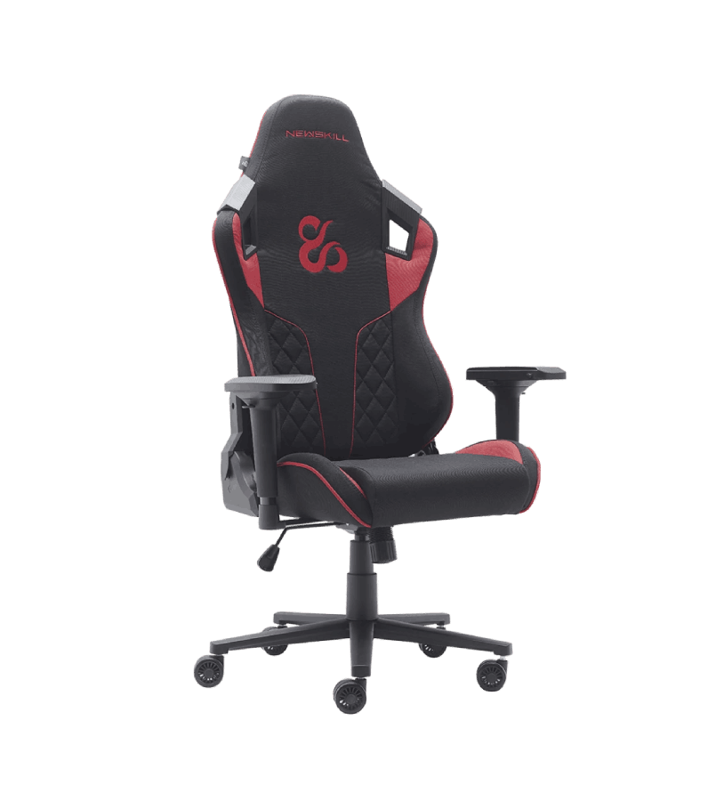 Silla gaming negra y roja sobre fondo negro, vista en ángulo.