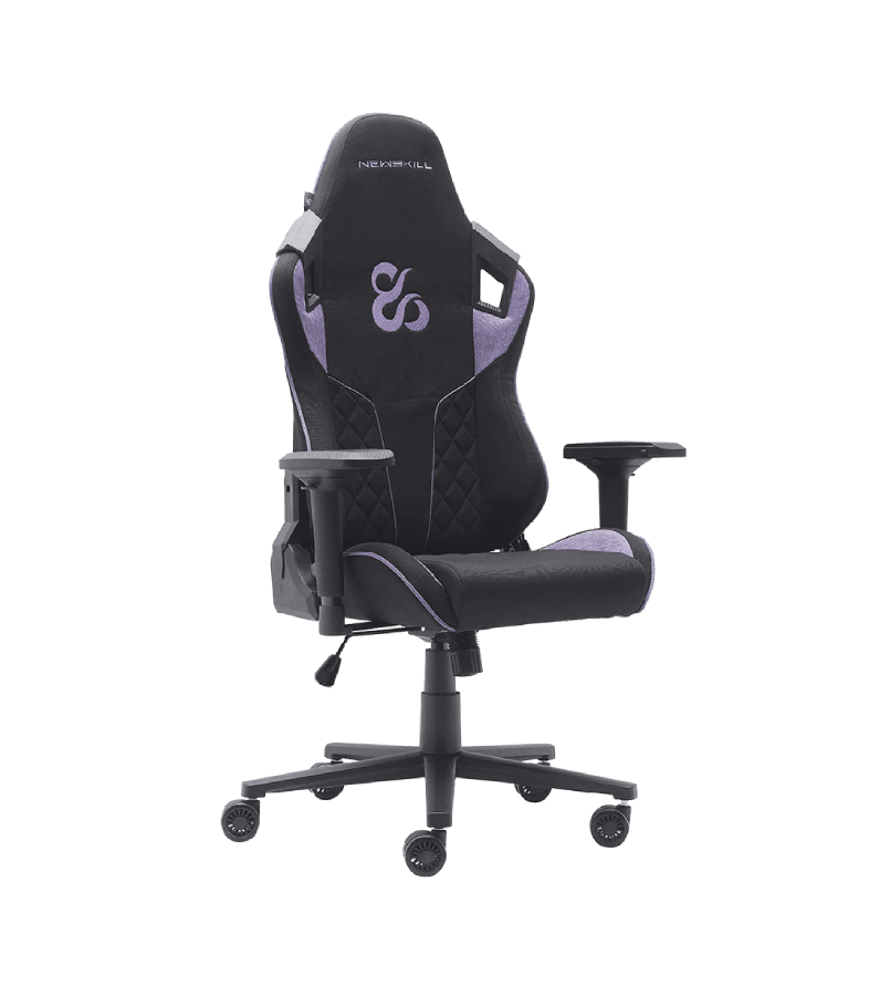 Silla gaming negra y morada con un logo, sobre un fondo neutro.