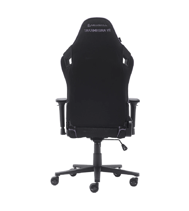 Parte trasera de una silla gaming negra con reposacabezas y ruedas. Fondo negro.
