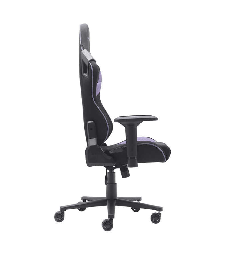 Silla gamer negra y morada, vista lateral, sobre un fondo negro.
