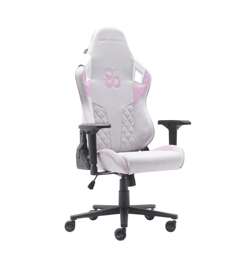 Silla gaming blanca y rosa con reposabrazos y base negros, aislada.