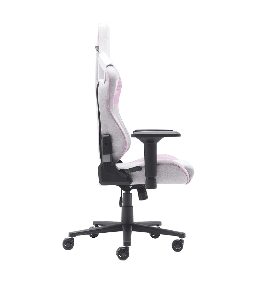 Vista lateral de una silla gamer gris y rosa con reposabrazos y base negros, aislada en blanco.