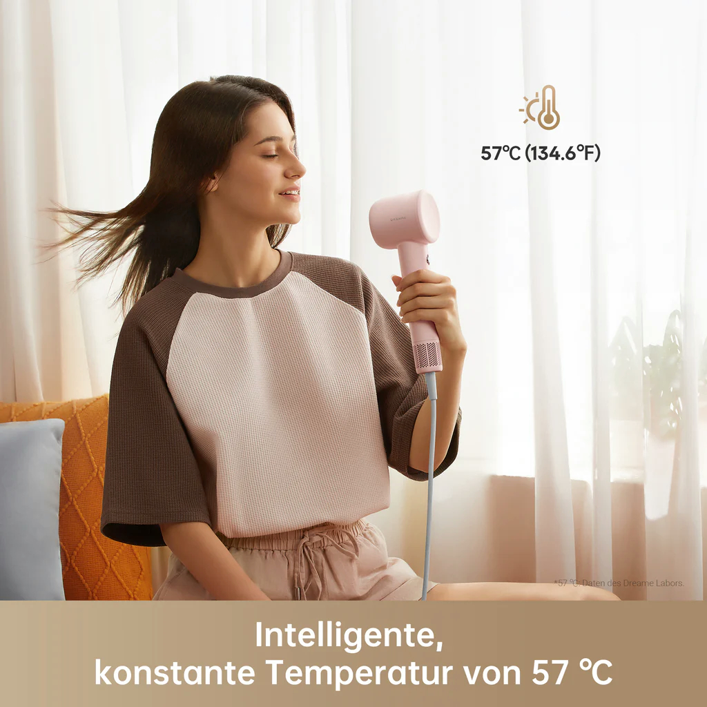 Frau hält einen pinken Haartrockner, mit Text über konstante Temperatur und die Temperatur gezeigt.