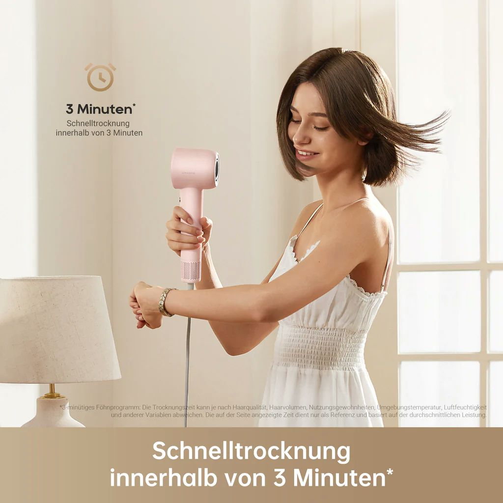 Eine Frau hält einen pinken Haartrockner, lächelt und schaut auf ihre Uhr, Text: 3 Minuten trocken.
