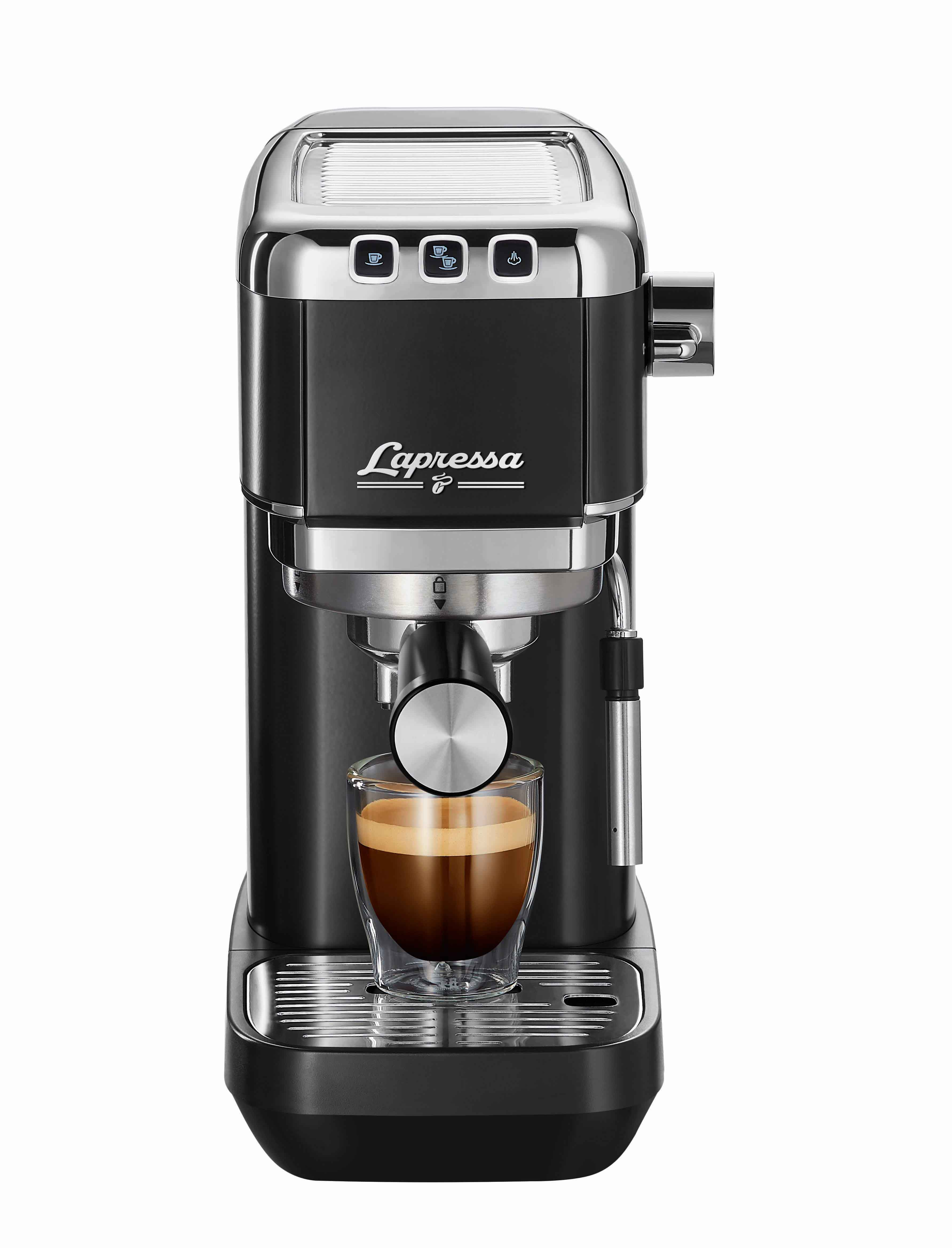 Beyaz bir yüzey üzerinde cam bir fincan kahve bulunan siyah bir espresso makinesi.