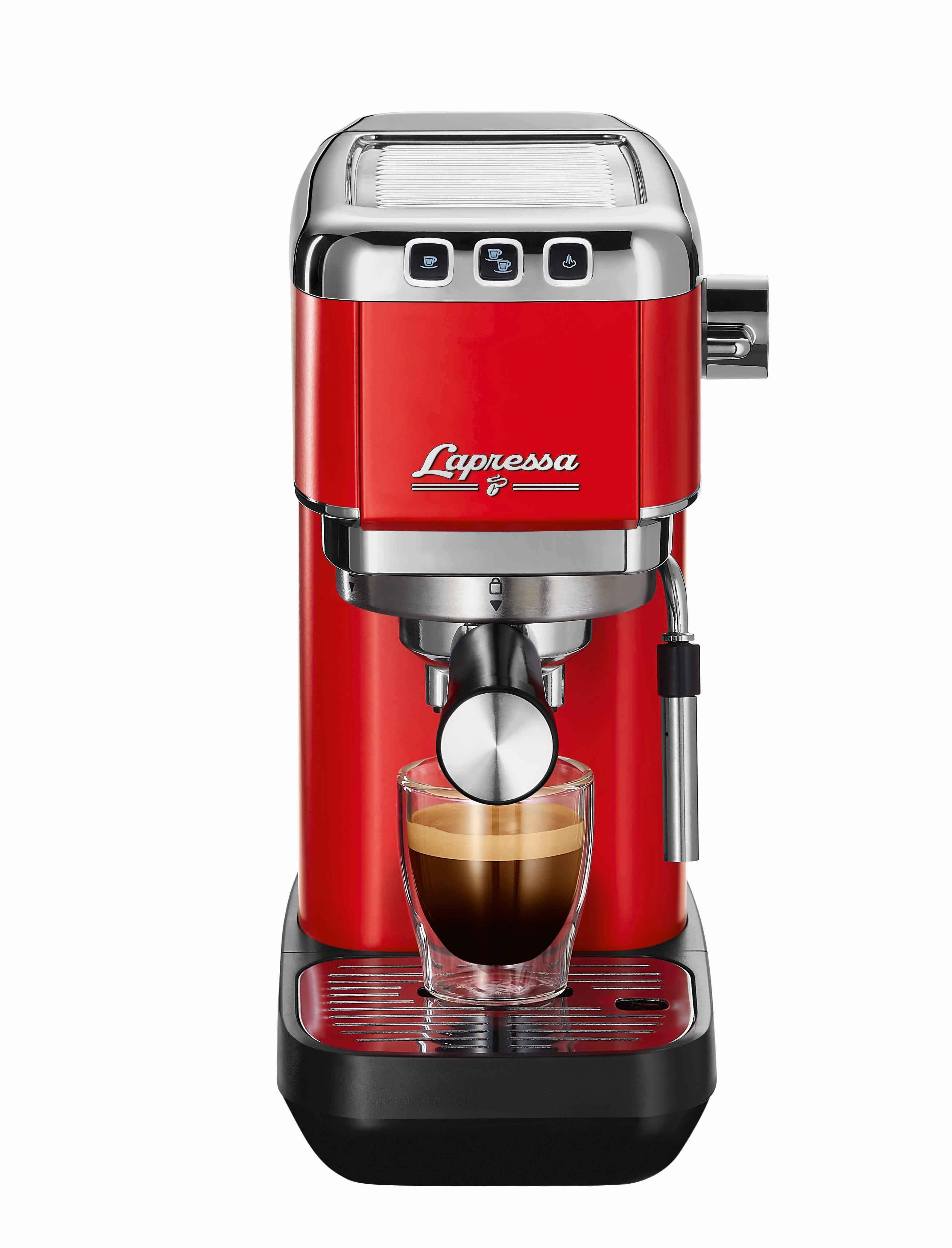 Kırmızı espresso makinesi, bardak ve kahve içinde.