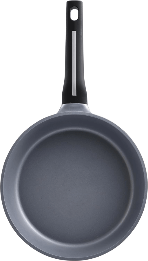 Una sartén gris con mango negro, sobre un fondo blanco.