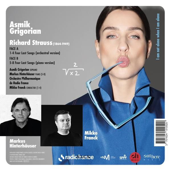 Albumcover mit Sopranistin Asmik Grigorian, die eine Brille über den Mund hält. Links sind Musikerporträts.