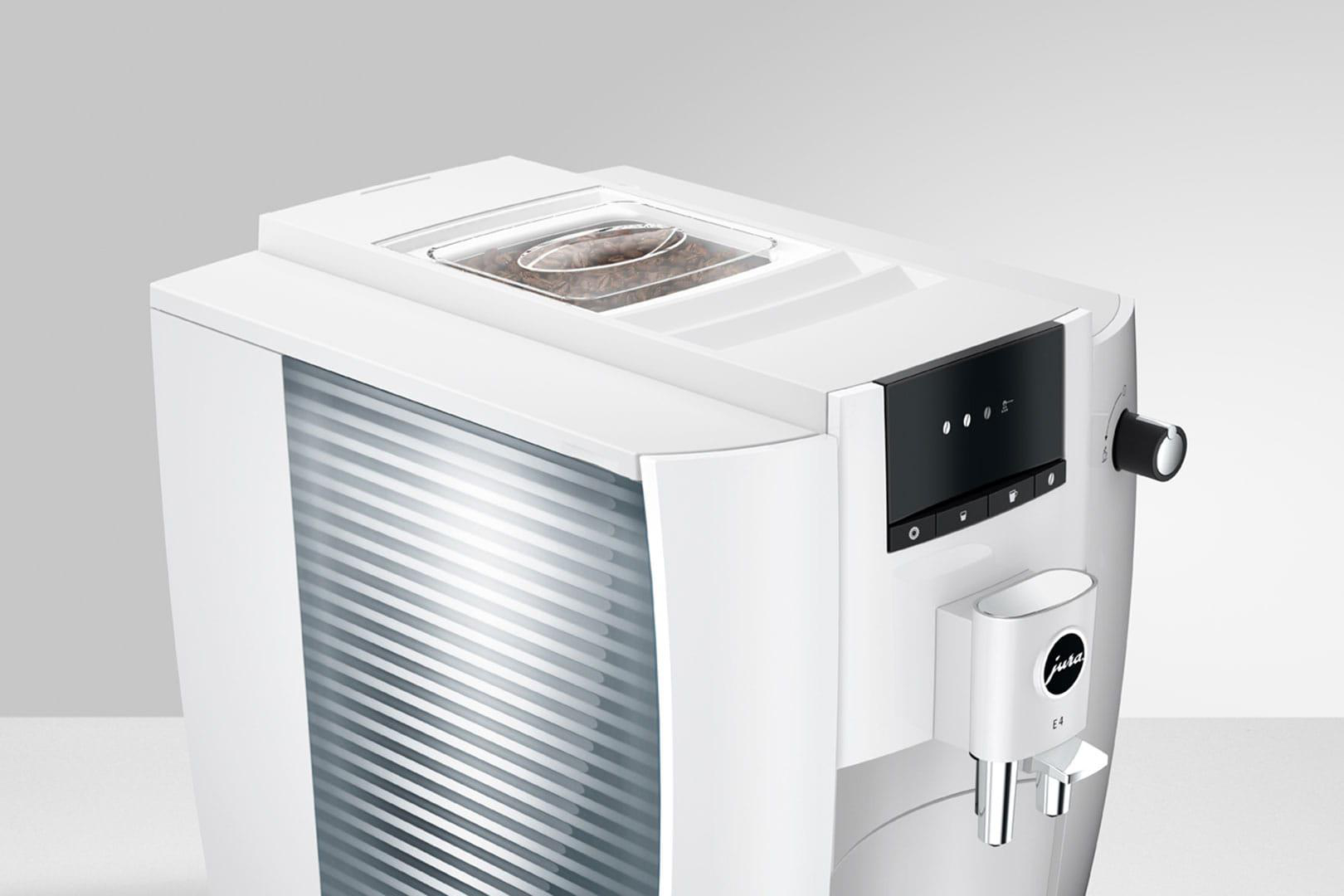 Eine weiße und silberne Jura E4 Kaffeemaschine.