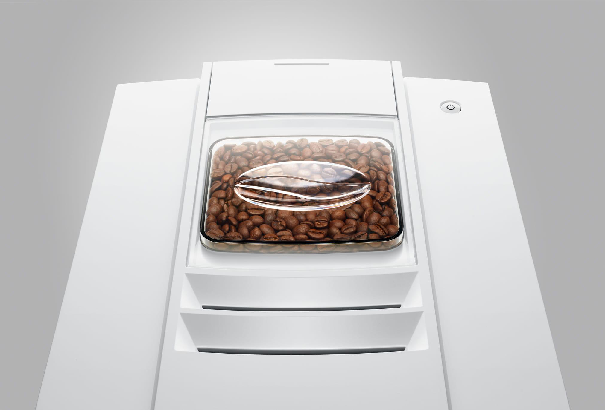 Eine weiße Kaffeemaschine mit einem durchsichtigen Behälter voller Kaffeebohnen.