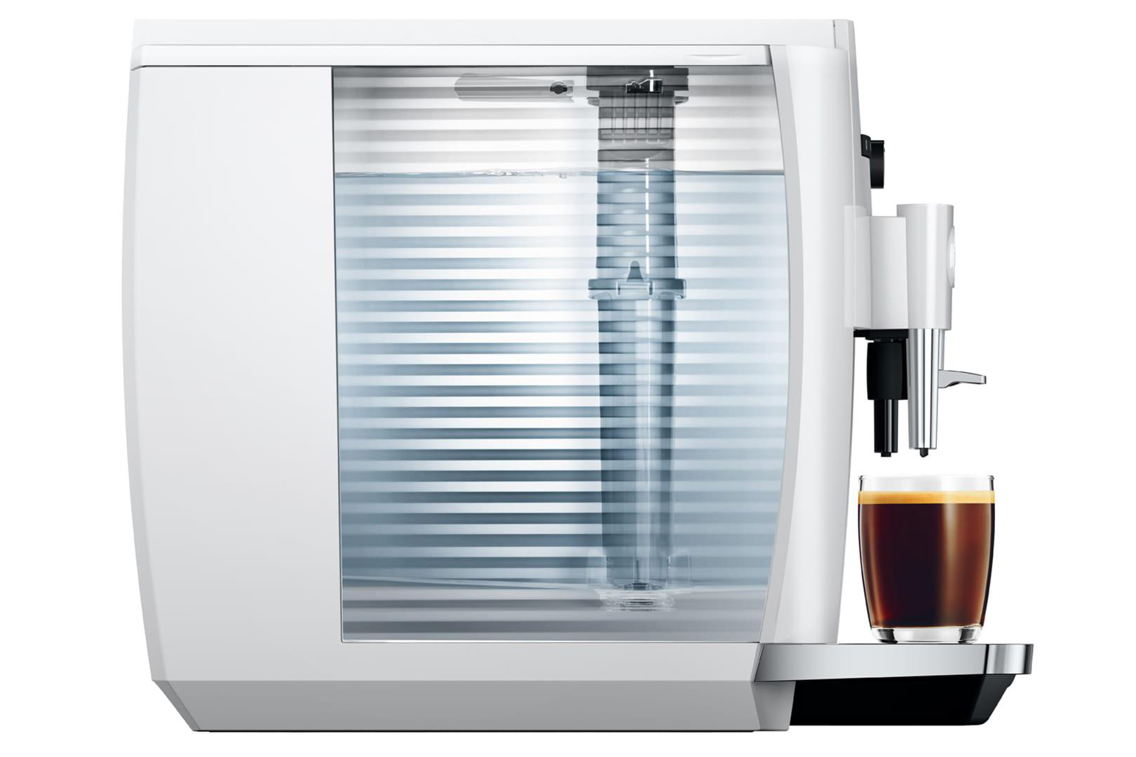 Eine weiße Jura Kaffeemaschine, Schnittbild mit Wassertank und einem Glas Kaffee.