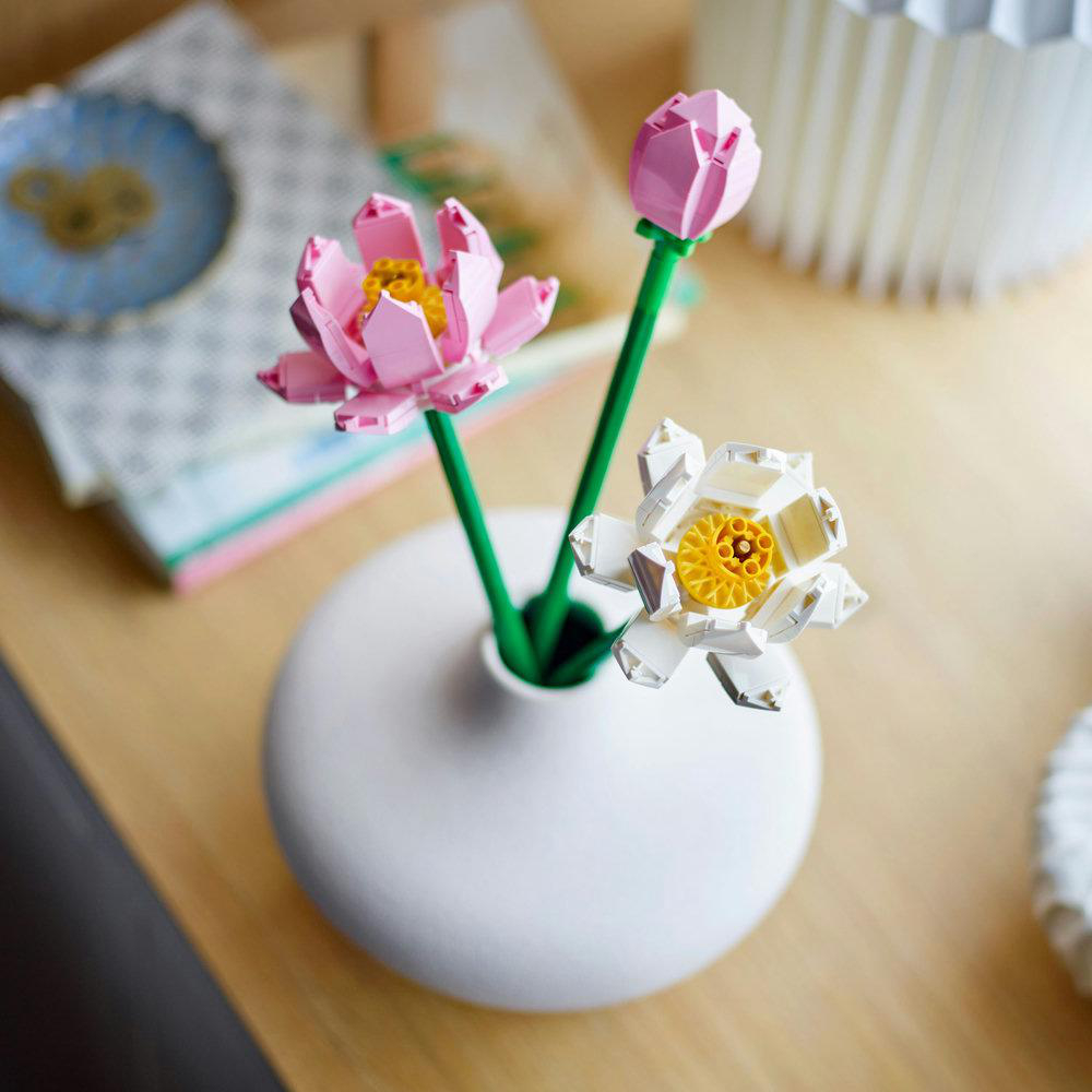 LEGO Blumenarrangement in weißer Vase. Rosa und weiße Blumenmodelle.