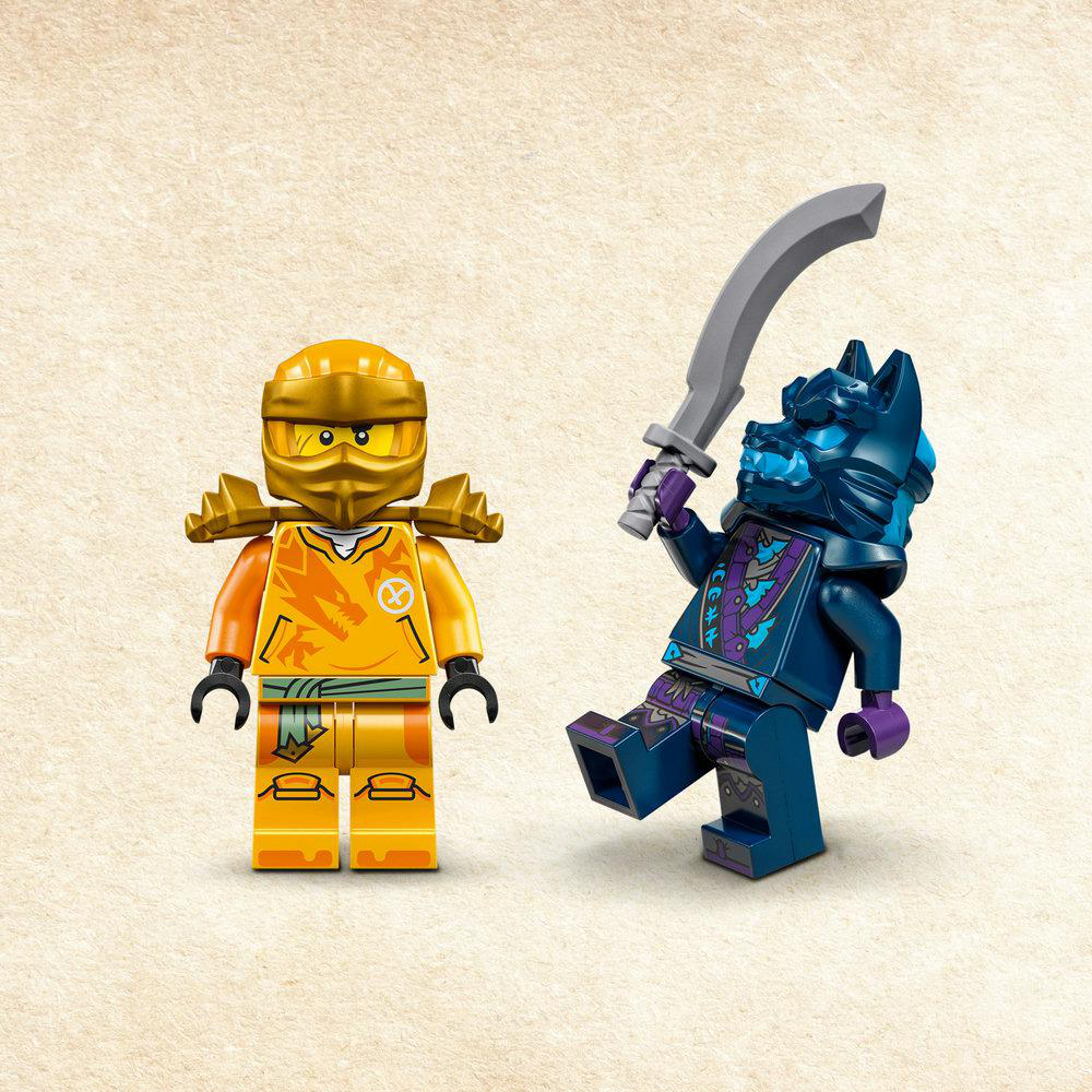 Zwei Lego Ninjago-Minifiguren, eine gold-orange, die andere blau-schwarz. Sie stehen sich gegenüber.