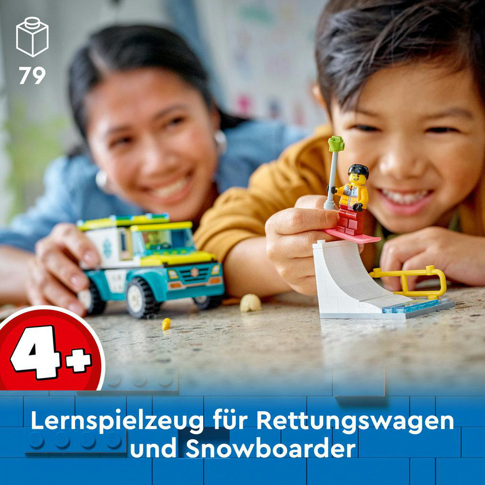 Ein Kind und ein Erwachsener spielen mit Lego, ein Lego-Krankenwagen und eine Lego-Figur auf einer Rampe.