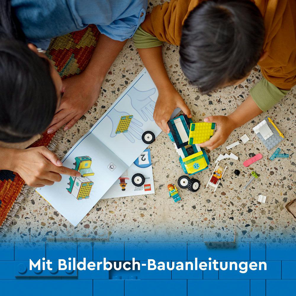 Zwei Personen bauen ein Lego-Set zusammen. Einer zeigt auf die Anleitung, der andere baut.