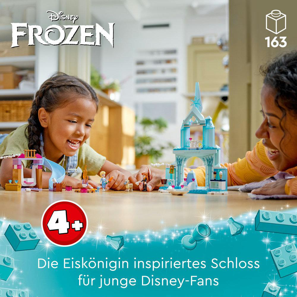 Zwei Kinder spielen mit einem Frozen LEGO-Set. Ein Schloss wird gezeigt. Blaue und weiße Blöcke.
